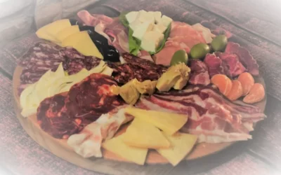 L’antipasto italiano tipico: il tagliere di salumi e formaggi