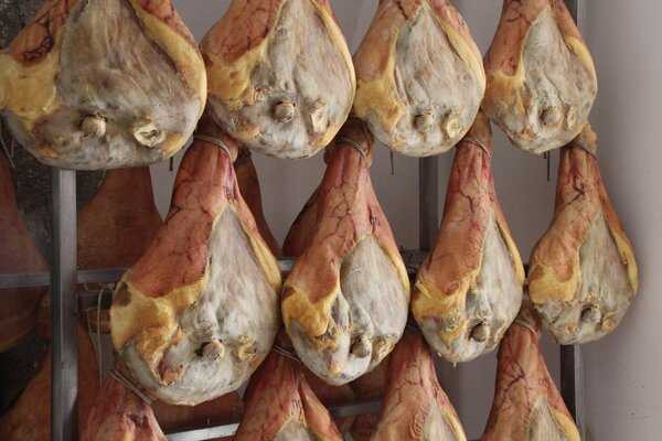 Prosciutti di Norcia IGP in stagionatura